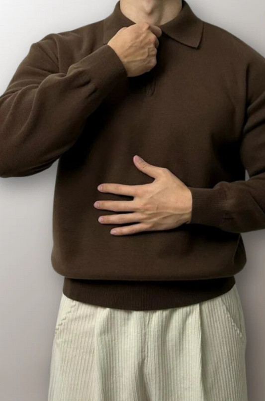 Mann in braunem Pullover und hellen Hosen, Herbstmode, eleganter Freizeitlook.