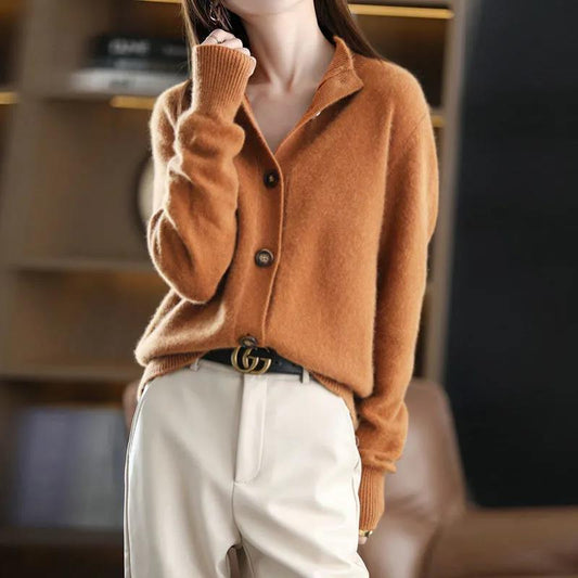 Damen Strickjacke braun, weiches Material, Knopfleiste, eleganter Herbst-Look, modisch.