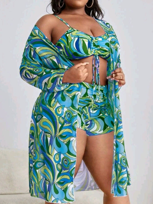 Frau in buntem, gemustertem Strandoutfit mit Kimono, Bikinioberteil und Shorts.