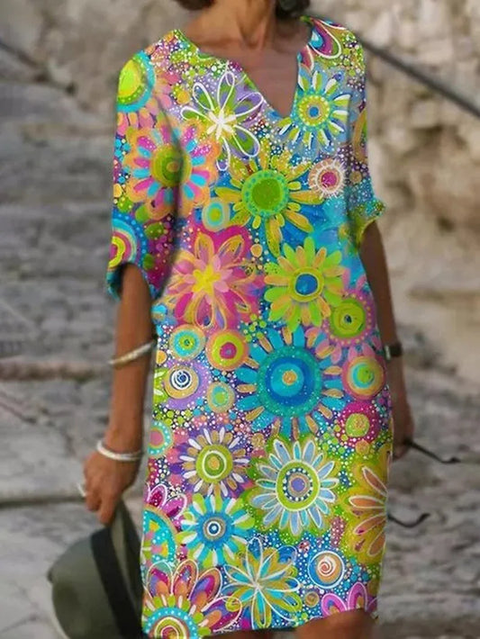 Frau in bunter, geblümter Vintage-Minikleid mit V-Ausschnitt, Sommermode, elegant.