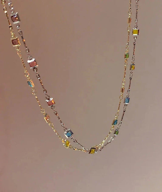 Zweireihige Halskette mit bunten quadratischen Anhängern, modisches Schmuckstück, Damenaccessoire.