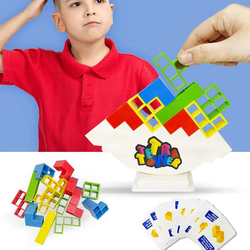 Junge spielt mit buntem Tetratower-Balancespiel, pädagogisches Spielzeug, Geschicklichkeitsspiel.
