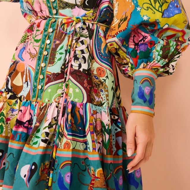 Buntes Kleid mit abstraktem Muster, langen Ärmeln und Knopfleiste, Damenmode, Boho-Stil.