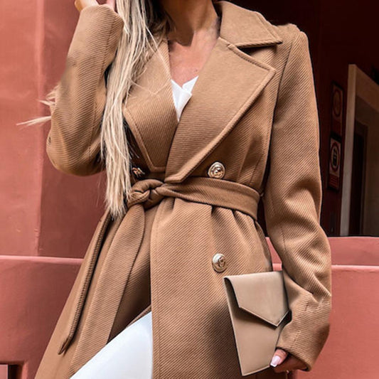 Damen Trenchcoat beige, eleganter Mantel, Gürtel, Herbstmode, stilvoll, klassisch, Modeaccessoire.