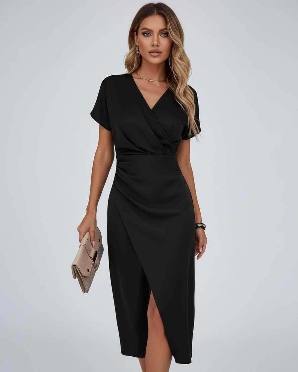 Model in schwarzem Wickelkleid mit V-Ausschnitt, hält eine beige Clutch, Frontansicht 5