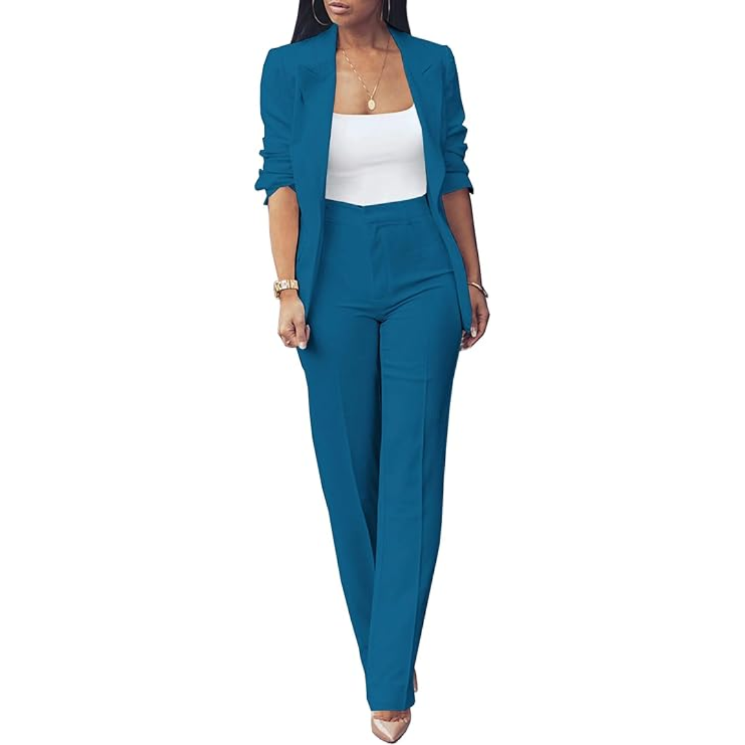 Frau in blauem Hosenanzug, weißem Top, Businessmode, eleganter Stil, Damenbekleidung.