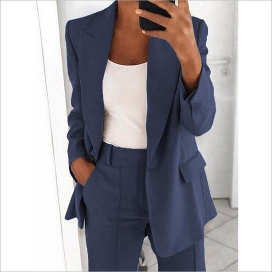 Damenanzug blau, zweiteilig, Blazer und Hose, Businessmode, eleganter Look, Bürooutfit.