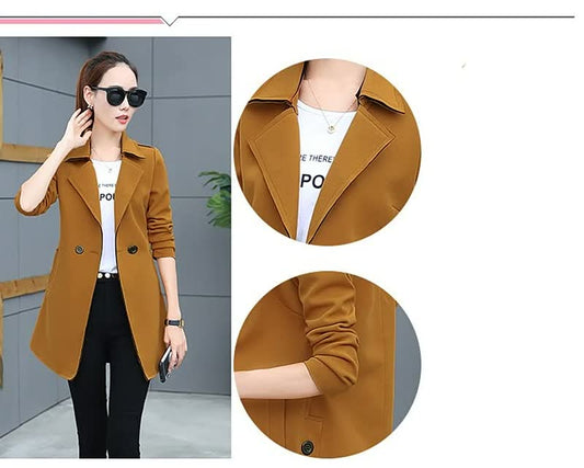 Frau in braunem Blazer, Sonnenbrille, weißem Shirt, schwarze Hose, modisch, elegant.