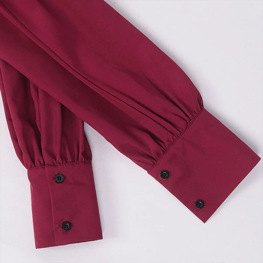 Bordeauxrote Bluse Ärmel, lange Manschetten, schwarze Knöpfe, Damenmode, elegante Kleidung.