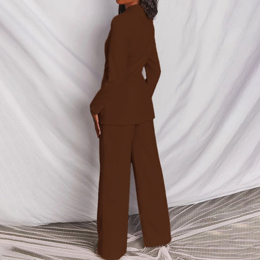 Frau im braunen Hosenanzug, Rückansicht, vor weißem Hintergrund, elegante Damenmode.