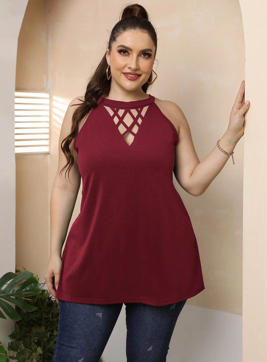Frau in bordeauxrotem ärmellosen Top mit Gitterausschnitt, lässige Mode, Plus-Size, Jeans.