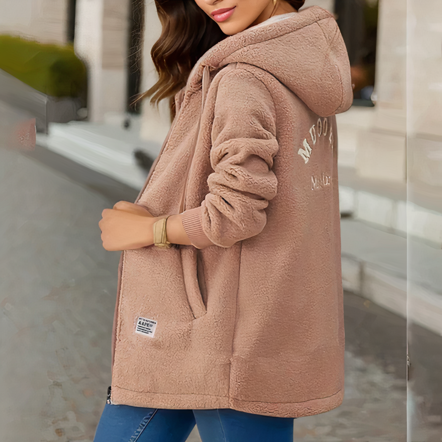 Frau in beiger Teddyjacke mit Kapuze, lässig, modisch, Herbstmode, Straße, Jeans.