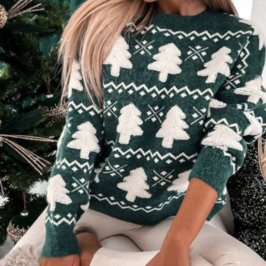 Frau in grünem Weihnachts-Pullover mit weißen Tannenbäumen, gemütlich, festlich, Wintermode.
