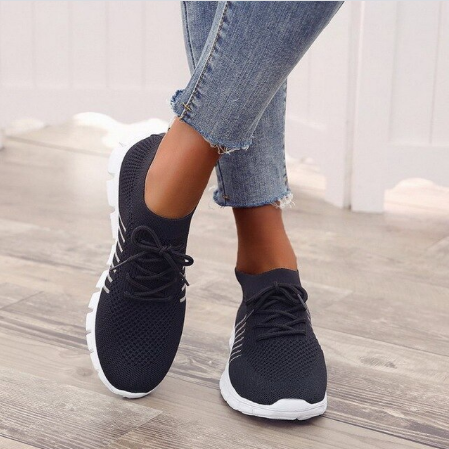 Schwarze Damen-Sneaker aus Mesh, bequem, atmungsaktiv, mit weißer Sohle, ideal für Freizeit.
