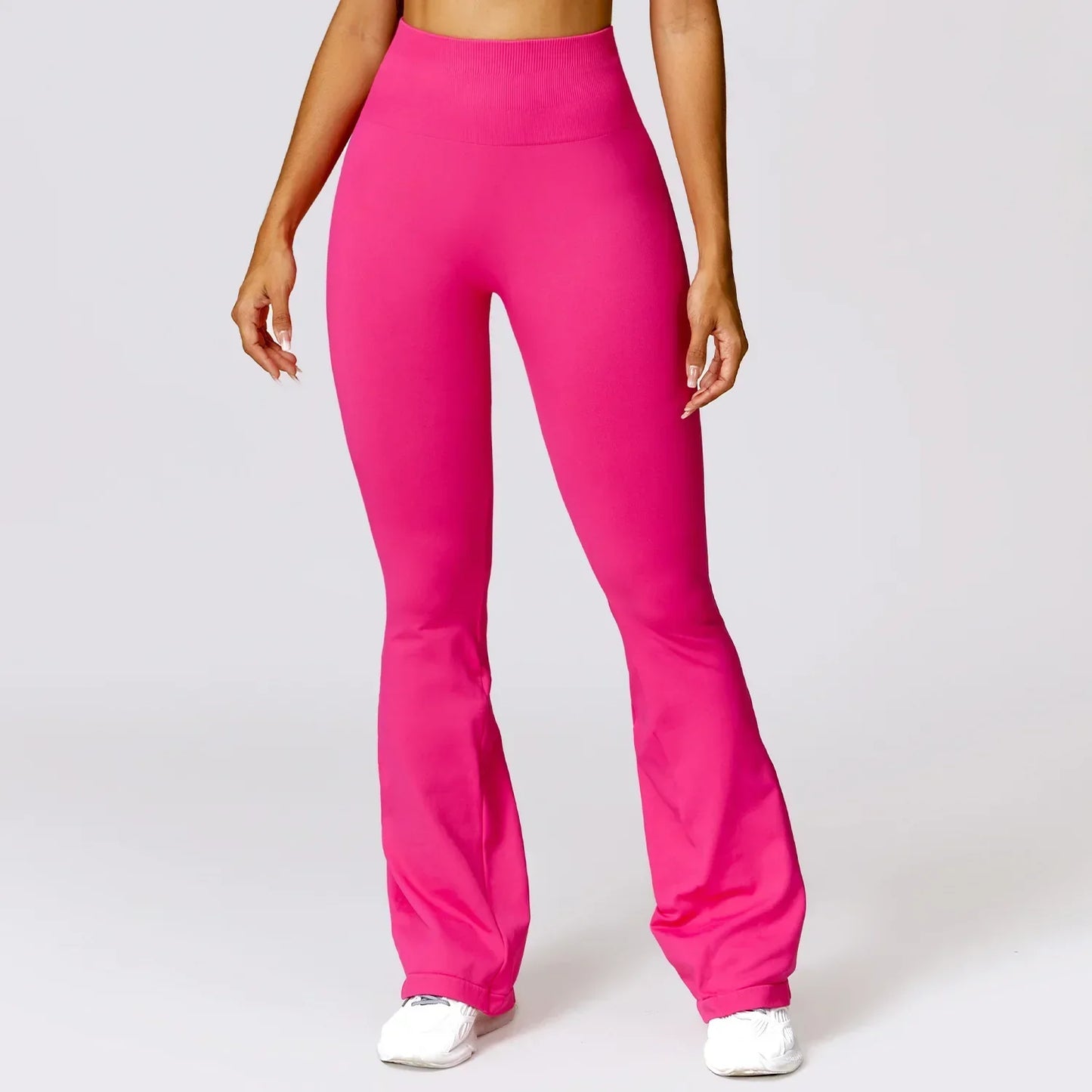 Frau in pinker Schlaghose, Sportbekleidung, elastisch, bequem, modisch, Fitness, Yoga.