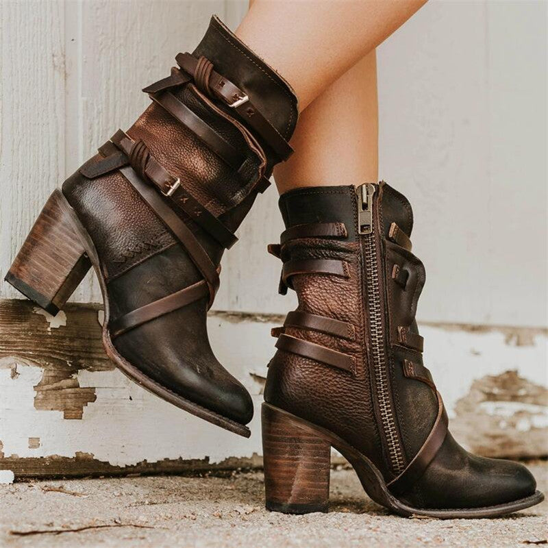Damenstiefel aus braunem Leder mit Schnallen und Reißverschluss, modisch und robust.