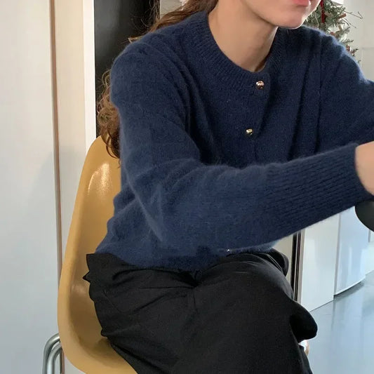 Frau trägt blauen Strick-Cardigan, Rundhals, Knöpfe, Frühling 2023, koreanischer Stil.