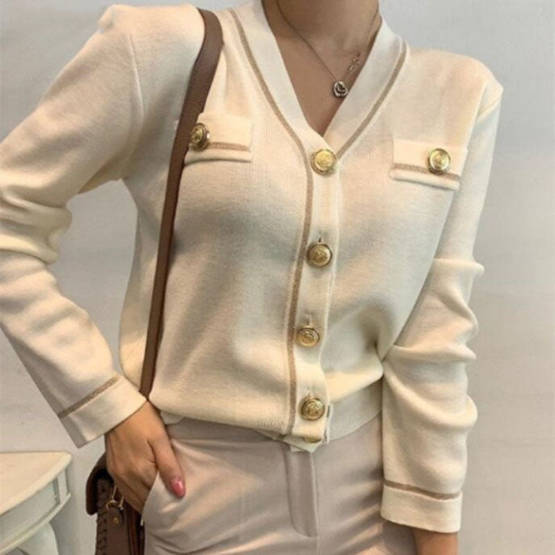 Damen Strickjacke beige, V-Ausschnitt, goldene Knöpfe, elegantes Design, Herbstmode.