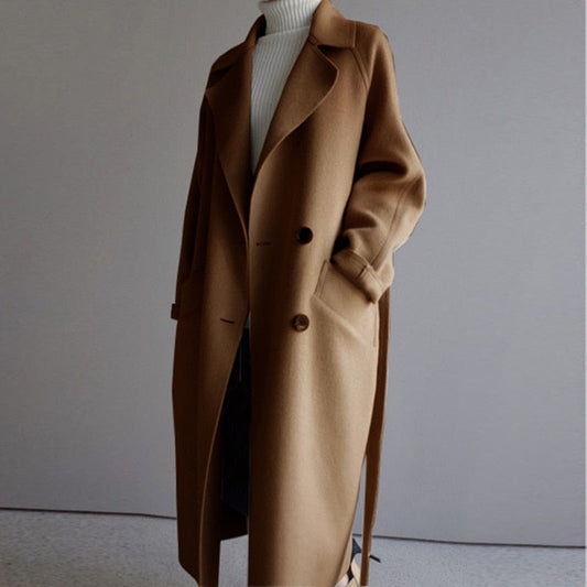 Damenmantel aus Wolle, braun, elegant, mit Gürtel, Herbstmode, klassischer Stil.