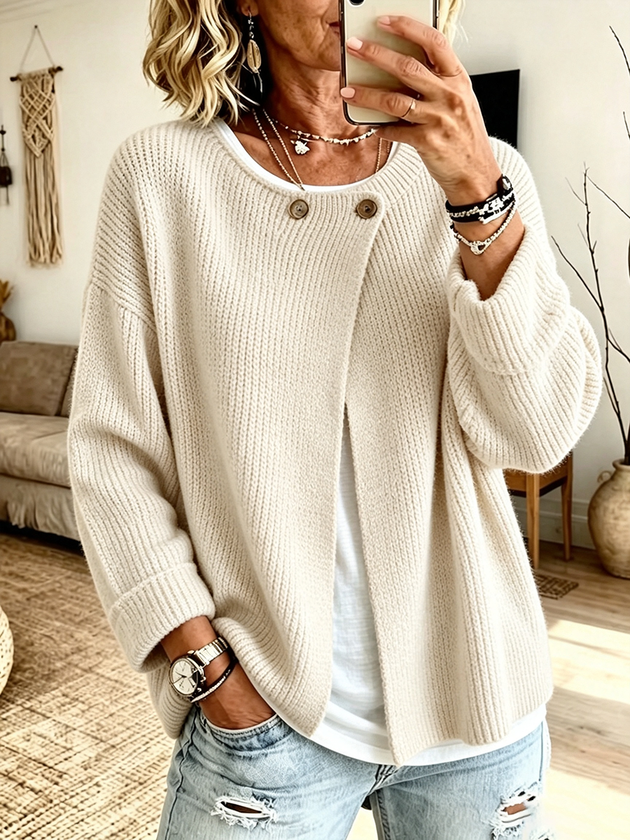 Strickjacke in hellem Creme mit zwei Knöpfen am Ausschnitt, getragen über weißem Shirt und Jeans 6