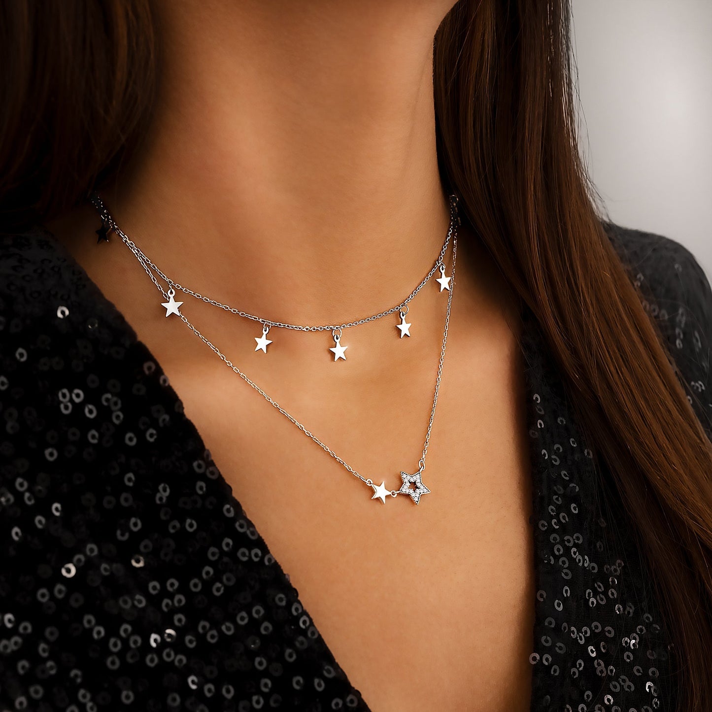 Damen Halskette mit Sternanhängern, Silber, doppellagig, eleganter Schmuck, festliche Mode.