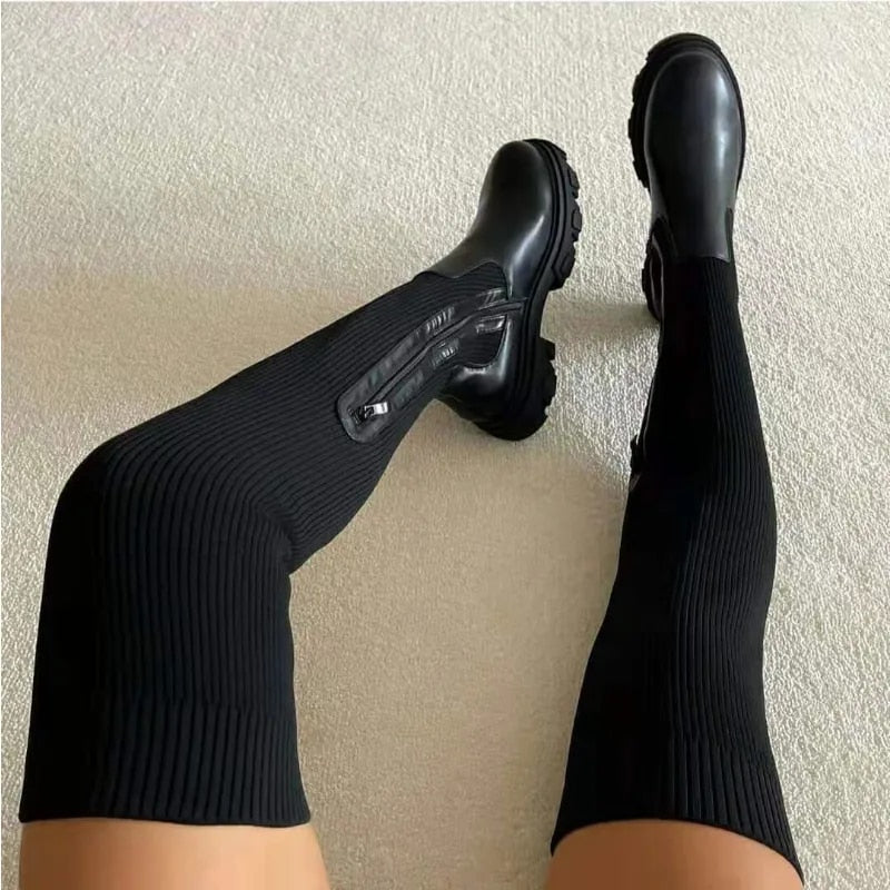 Schwarze Overknee-Stiefel mit Reißverschluss, gerippter Stoff, modisch, Damenmode.