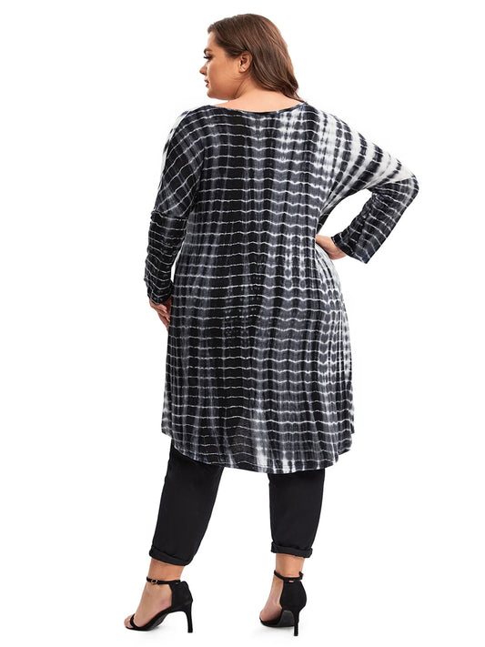 Frau in schwarz-weißem Batik-Kleid, Rückansicht, lässige Mode, Plus-Size, eleganter Look.