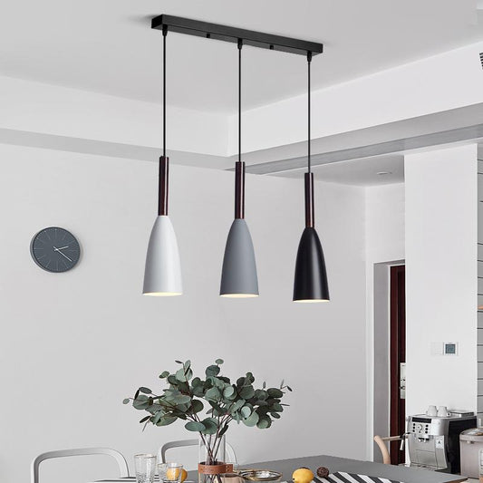 Moderne dreifache Pendelleuchte, schwarz-weiß-grau, Esszimmer, minimalistisch, Metall.