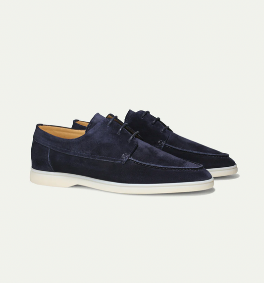 Dunkelblaue Wildleder-Herrenschuhe, Freizeitschuhe, weiße Sohle, elegantes Design.