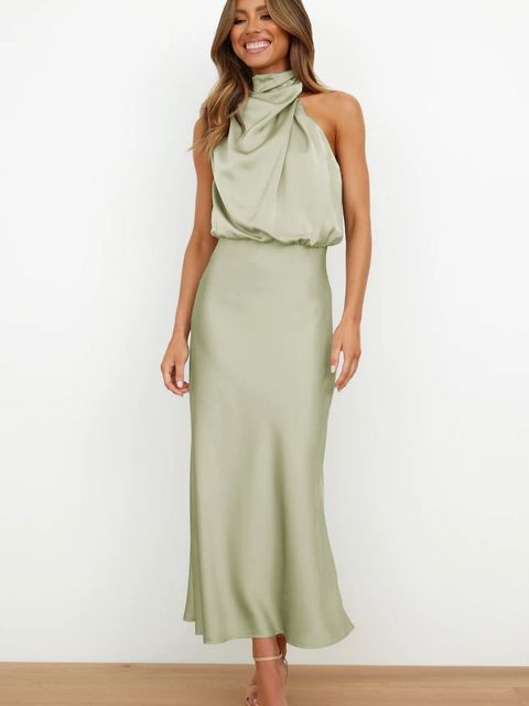 Frau in eleganter, ärmelloser, grüner Abendkleid, bodenlang, modisch, 2023, Party, Hochzeit.