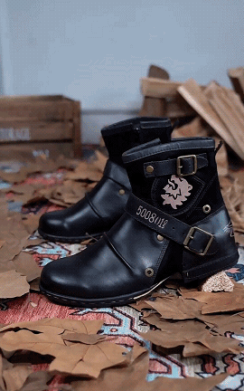 Schwarze Lederstiefel mit Schnallen, Herbstblätter, Vintage-Stil, Herrenmode, Outdoor-Schuhe.