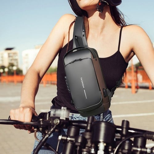 Frau mit schwarzer Umhängetasche auf Fahrrad, urbaner Hintergrund, modisch, praktisch.