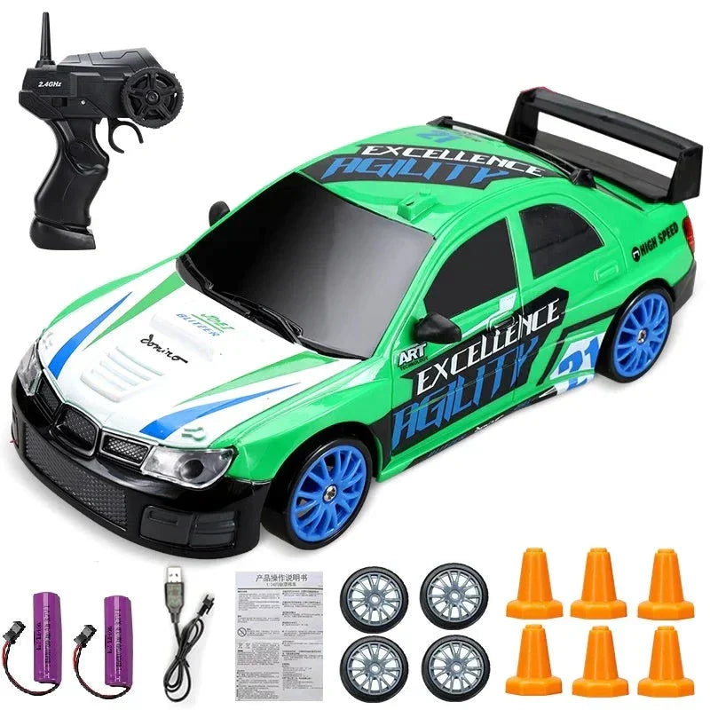 Grünes ferngesteuertes Auto mit Zubehör, Ladegerät, Ersatzrädern und Pylonen.