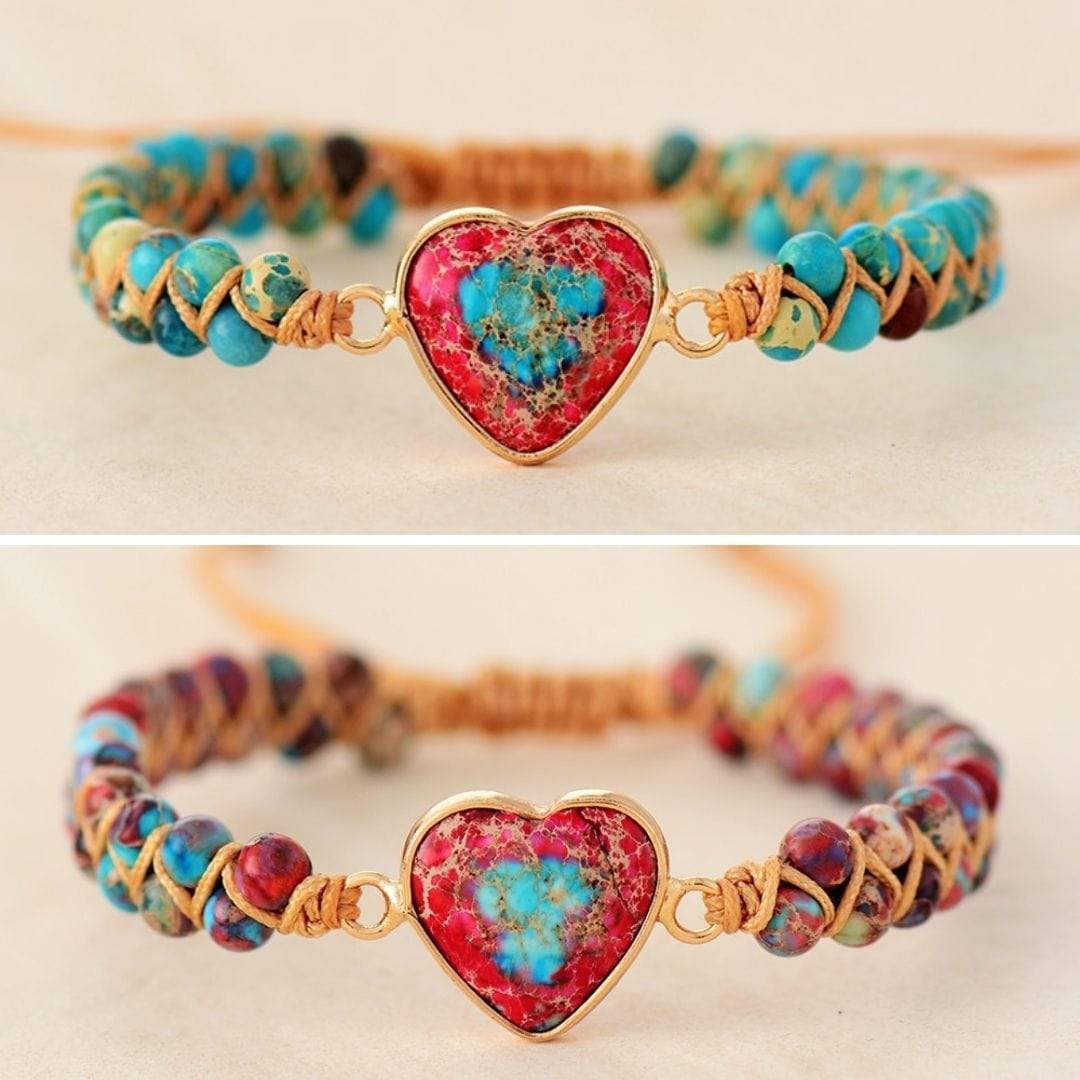 Handgemachtes Boho-Freundschaftsarmband mit rotem Herzanhänger und blauen Perlen.