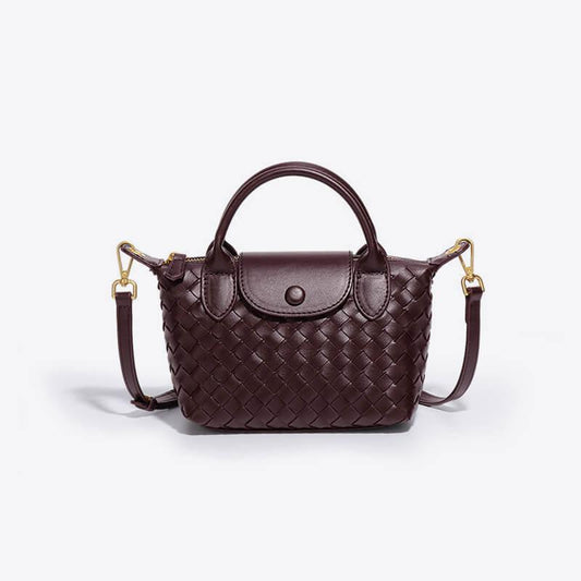 Braune geflochtene Handtasche aus Leder mit Schulterriemen und goldenen Details.