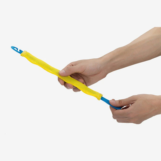 Hände halten gelben, flexiblen Rohrreiniger mit blauem Griff, Reinigungswerkzeug, Abflussreiniger.