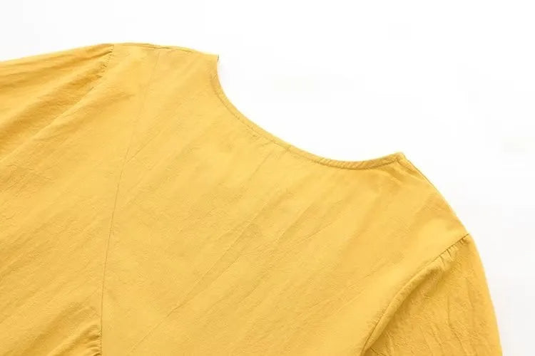 Gelbes Baumwollkleid, minimalistisches Design, Damenmode, Sommerkleidung, Rückansicht.