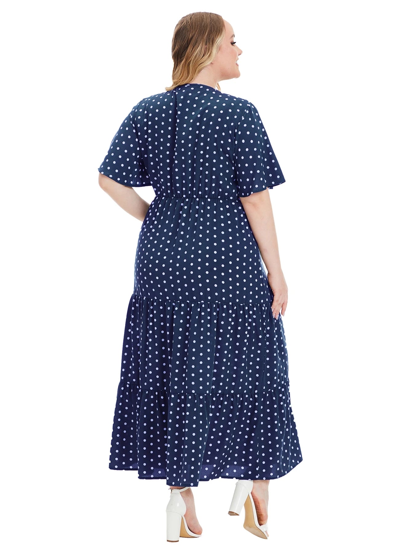 Frau im blauen gepunkteten Maxikleid, Rückansicht, Sommermode, elegante Damenbekleidung