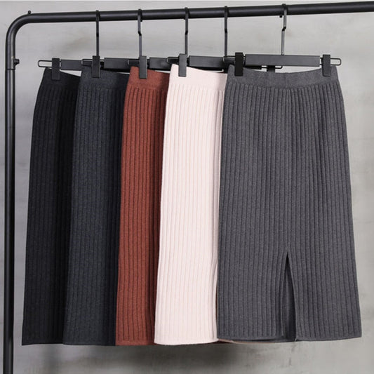 Fünf gerippte Strickröcke in verschiedenen Farben auf Kleiderbügeln, modisch und elegant.