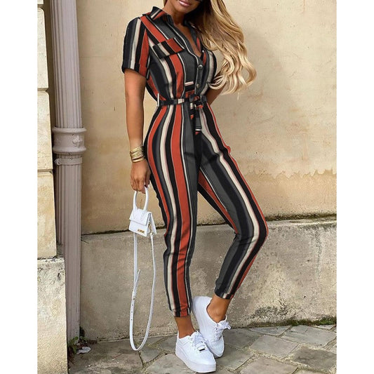 Gestreifter Jumpsuit mit Gürtel, kurze Ärmel, rot-schwarz, Damenmode, Sommeroutfit.