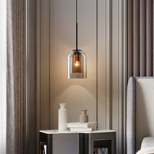 Moderne Hängelampe aus Glas, schwarz, über Nachttisch in elegantem Schlafzimmer-Interieur.
