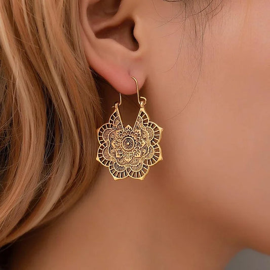 Goldene Mandala-Ohrringe, filigranes Design, Damen-Schmuck, modisch, elegant, Accessoire.
