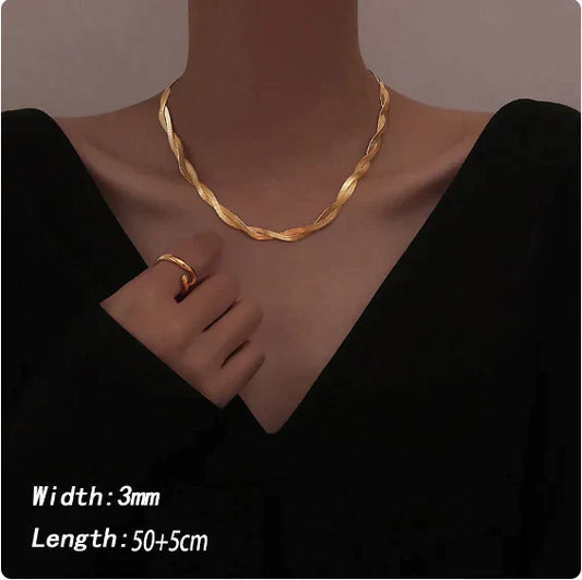 Goldene Halskette und Ring, gedrehtes Design, Damenmode, Schmuck, elegant, 50+5 cm Länge.