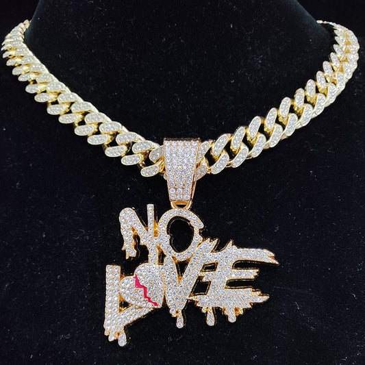 Goldene Halskette mit "No Love"-Anhänger, besetzt mit Diamanten, Hip-Hop-Schmuck, luxuriös.