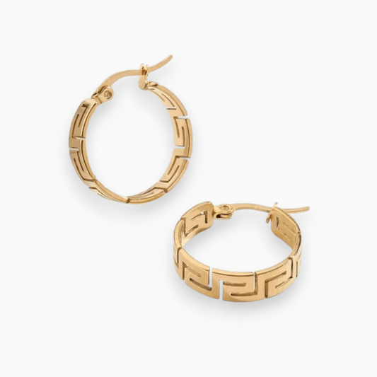 Goldene Creolen Ohrringe mit geometrischem Muster, modisches Schmuckstück, Damenaccessoire.