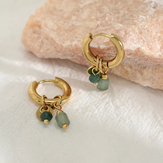 Goldene Creolen mit grünen Anhängern, Schmuck, Ohrringe, modisch, elegant, Damenaccessoire.