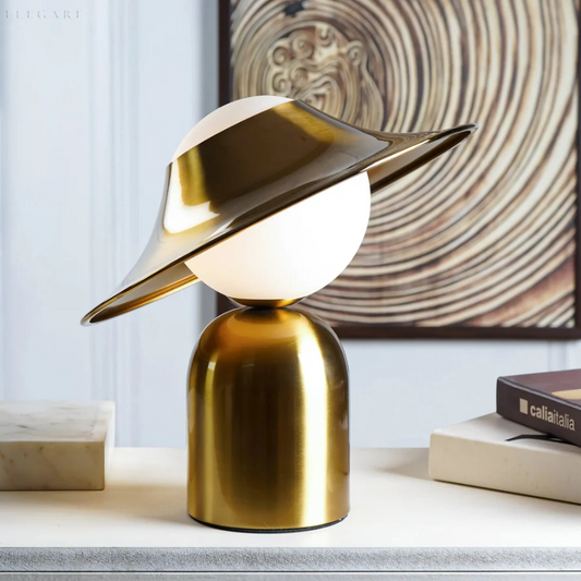 Goldene Tischlampe mit modernem Design, runder Schirm, ideal für Wohnzimmer oder Büro.