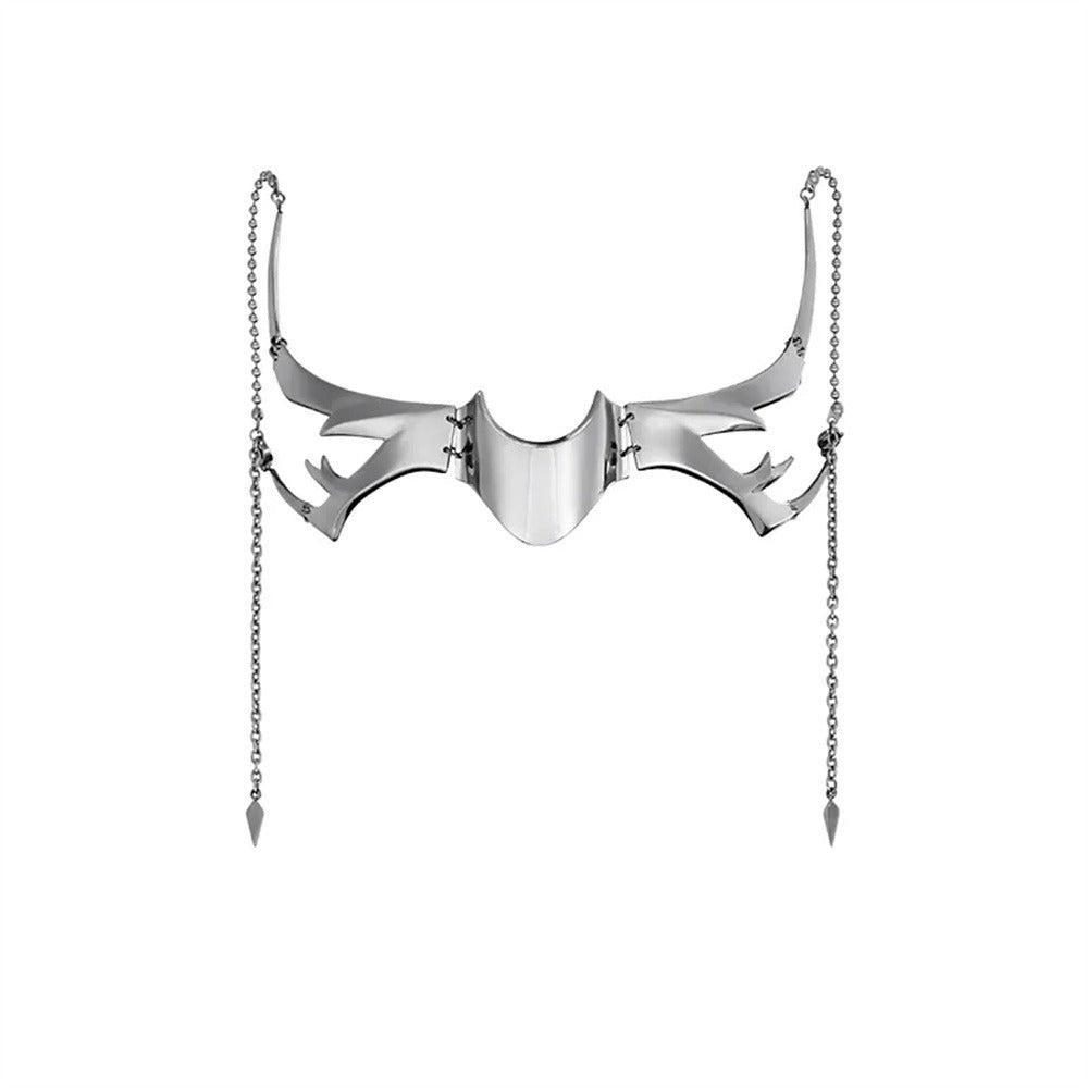 Silberne Cyberpunk-Maske mit Ketten, futuristisches Design, Gothic-Stil, Metalloptik.