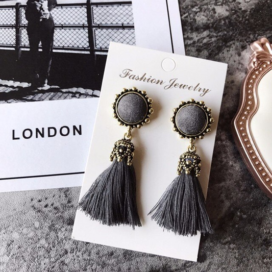 Graue Quastenohrringe für Damen, Vintage-Stil, mit Samt und goldenen Details.