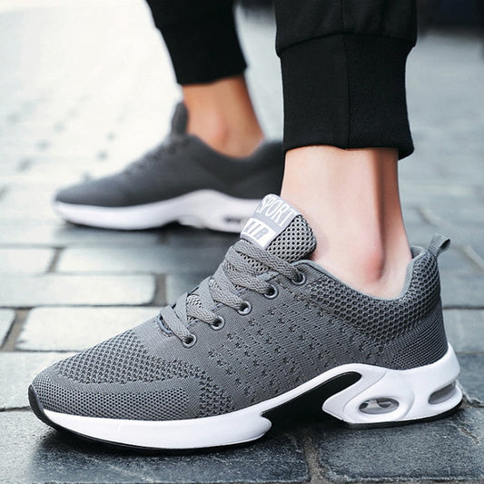 Graue Sportschuhe Herren, atmungsaktiv, Mesh, rutschfest, für Laufen und Fitness.